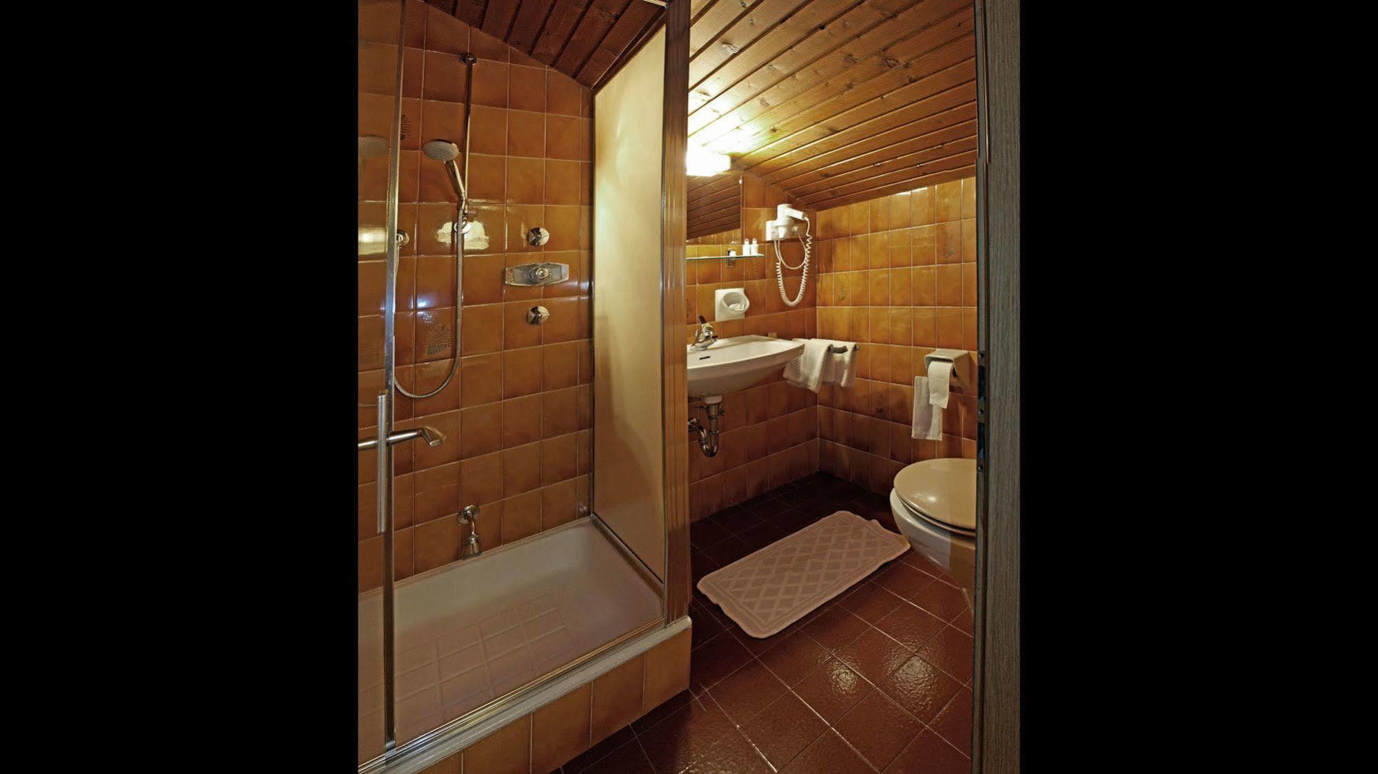 Hotel Trenker Braies  Esterno foto