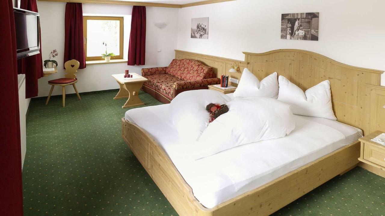 Hotel Trenker Braies  Esterno foto