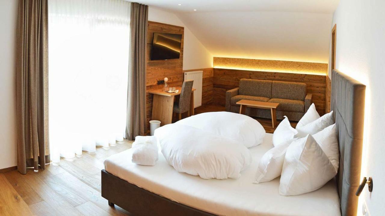 Hotel Trenker Braies  Esterno foto